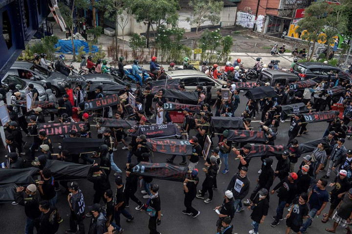 Dalam aksi tersebut, Aremania menyampaikan sejumlah tuntutan, termasuk tuntutan untuk memproses secara hukum seluruh aktor di balik tragedi Kanjuruhan, termasuk etugas yang menembakkan gas air mata.
