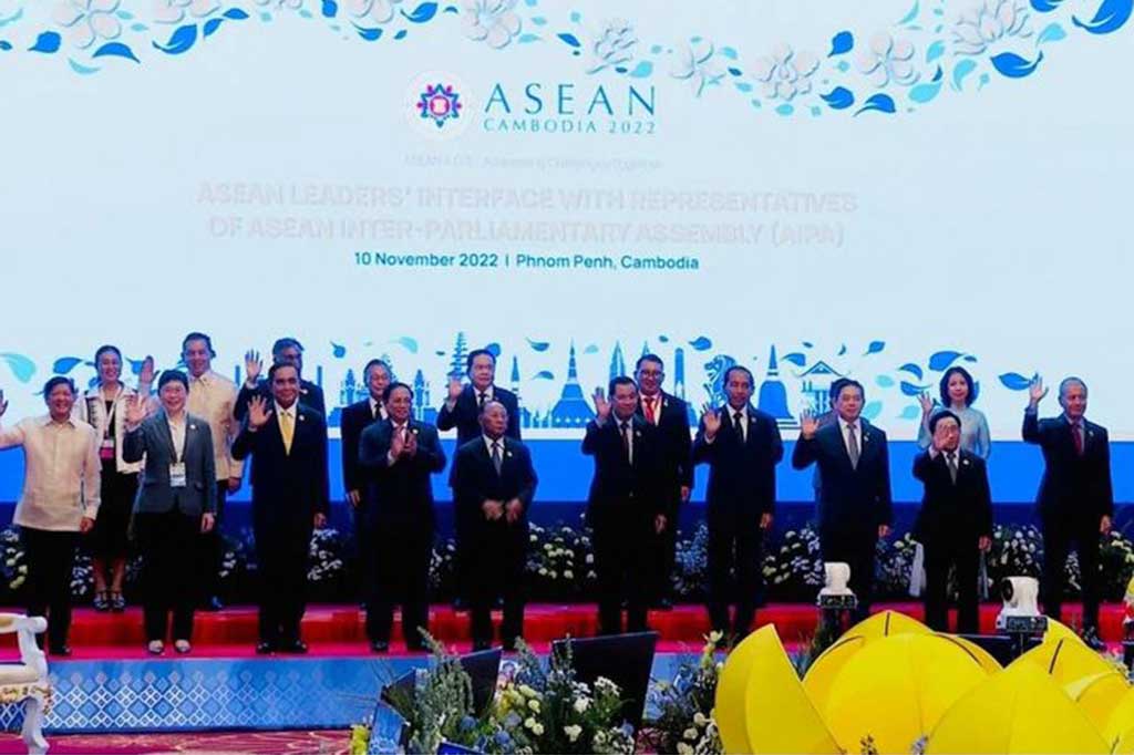 Presiden Joko Widodo berfoto bersama sebelum melakukan pertemuan dengan pemimpin ASEAN dan perwakilan ASEAN Inter-Parliament Assembly (AIPAA), di Phnom Penh, Kamboja, Kamis, 10 November 2022.