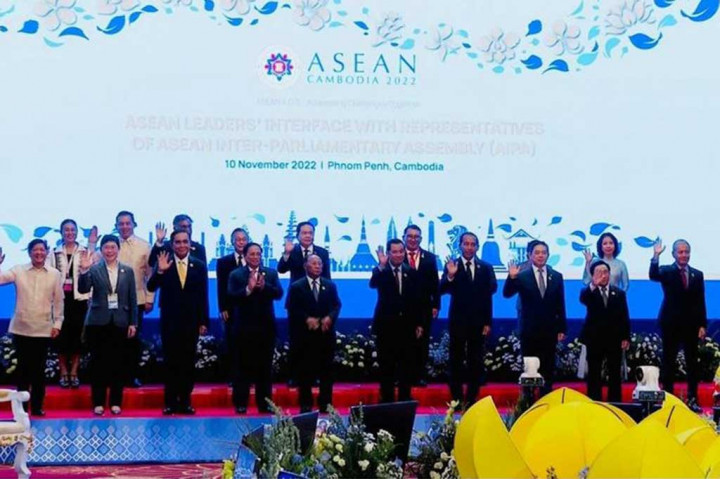 Presiden Joko Widodo berfoto bersama sebelum melakukan pertemuan dengan pemimpin ASEAN dan perwakilan ASEAN Inter-Parliament Assembly (AIPAA), di Phnom Penh, Kamboja, Kamis, 10 November 2022.
