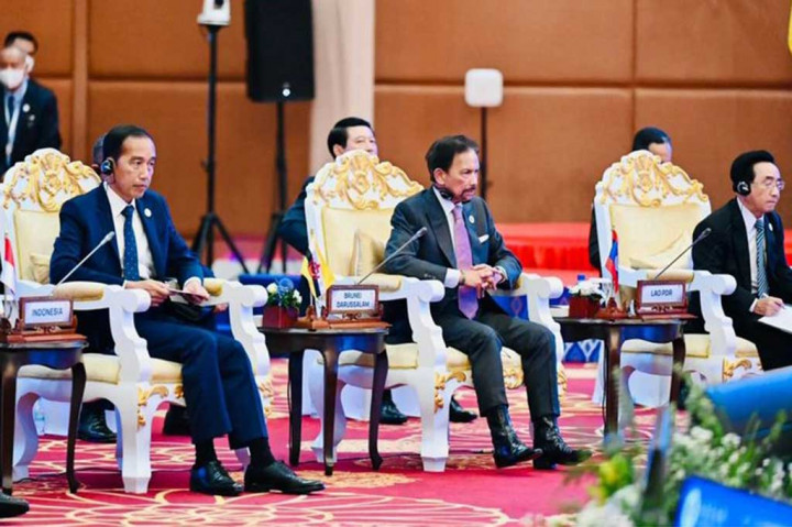 ASEAN, menurut Presiden Jokowi, sudah tidak asing lagi dengan krisis. Dari dalam ASEAN, ada krisis politik di Myanmar di mana isu tersebut berkaitan erat dengan demokrasi dan situasi kemanusiaan. 