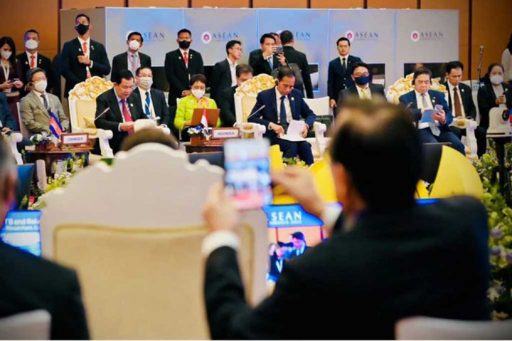 Sementara itu, dari luar ASEAN, Presiden Jokowi mengemukakan isu dinamika geopolitik kawasan. ASEAN dituntut untuk menavigasi rivalitas kekuatan besar yang makin tajam. 