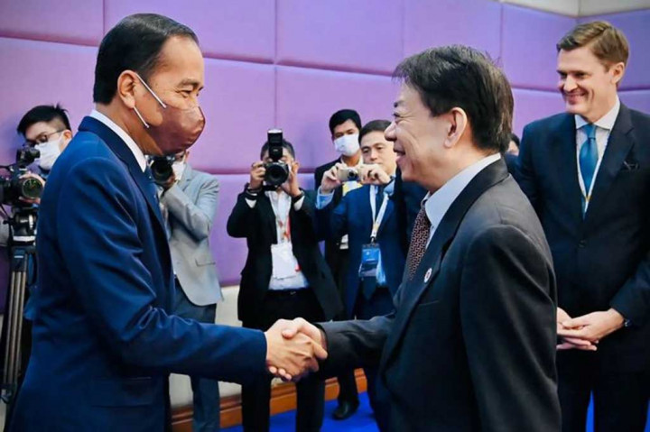 Presiden Joko Widodo (Jokowi) melakukan pertemuan bilateral dengan Presiden Asian Development Bank (ADB) Masatsugu Asakawa di sela rangkaian penyelenggaraan Konferensi Tingkat Tinggi (KTT) ASEAN, di Phnom Penh, Kamboja, Kamis, 10 November 2022.