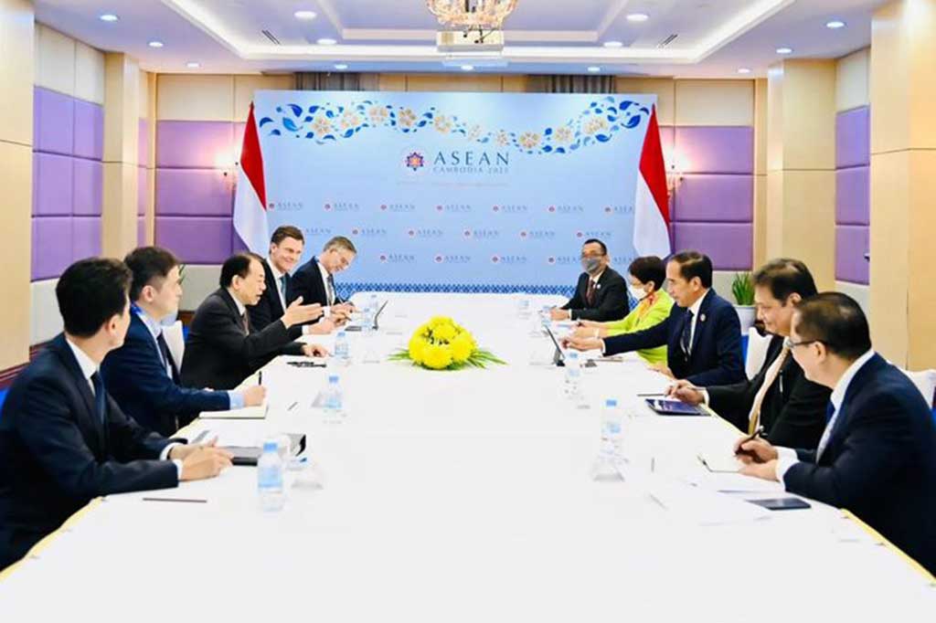 Jokowi mendiskusikan proyeksi pertumbuhan ekonomi di Asia Tenggara khususnya pada tahun depan, saat Indonesia menjadi Ketua ASEAN dengan tema utama yaitu ASEAN Matters: Epicentrum of Growth. 