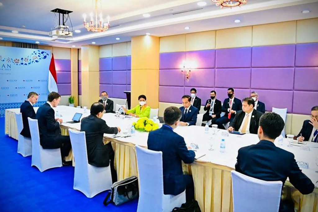 Menurut Presiden Jokowi, dalam laporan ADB terkait pertumbuhan ekonomi kawasan Asia Tenggara, meski lebih baik dari kawasan lainnya namun pertumbuhan tahun ini turun dari 5,1 persen menjadi 4,9 persen. 