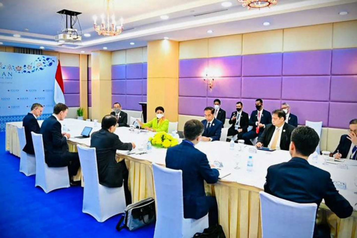 Menurut Presiden Jokowi, dalam laporan ADB terkait pertumbuhan ekonomi kawasan Asia Tenggara, meski lebih baik dari kawasan lainnya namun pertumbuhan tahun ini turun dari 5,1 persen menjadi 4,9 persen. 