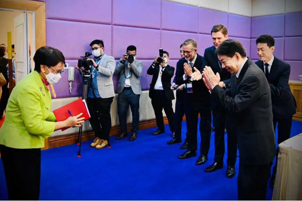 Turut mendampingi Presiden Jokowi dalam pertemuan tersebut, yaitu Menteri Koordinator Bidang Perekonomian Airlangga Hartarto, Menteri Luar Negeri Retno Marsudi, dan Menteri Sekretaris Negara Pratikno.