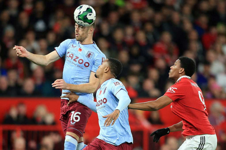 Laga berlangsung seru sejak wasit meniup peluit tanda pertandingan dimulai. Pemain kedua kesebelasan saling berbalasan serangan, namun tak satu pun yang berbuah gol. Skor 0-0 di babak pertama.
