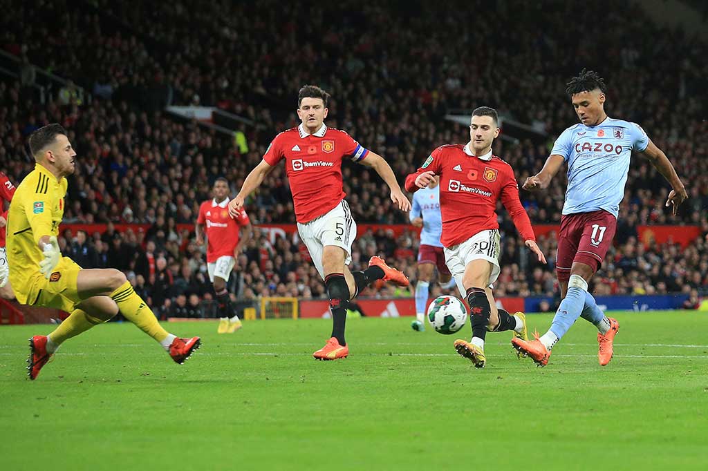 Tiga menit babak kedua berjalan Villans unggul terlebih dahulu lewat sepakan kaki kiri Ollie Watkins lewat skema serangan balik cepat.