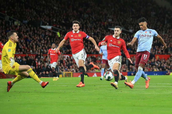 Tiga menit babak kedua berjalan Villans unggul terlebih dahulu lewat sepakan kaki kiri Ollie Watkins lewat skema serangan balik cepat.