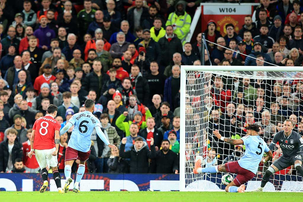 Setan Merah kemudian berbalik unggul 3-2 lewat Bruno Fernandez pada menit ke-78, setelah bola tembakannya terlebih dahulu membentur bek Tyrone Mings.
