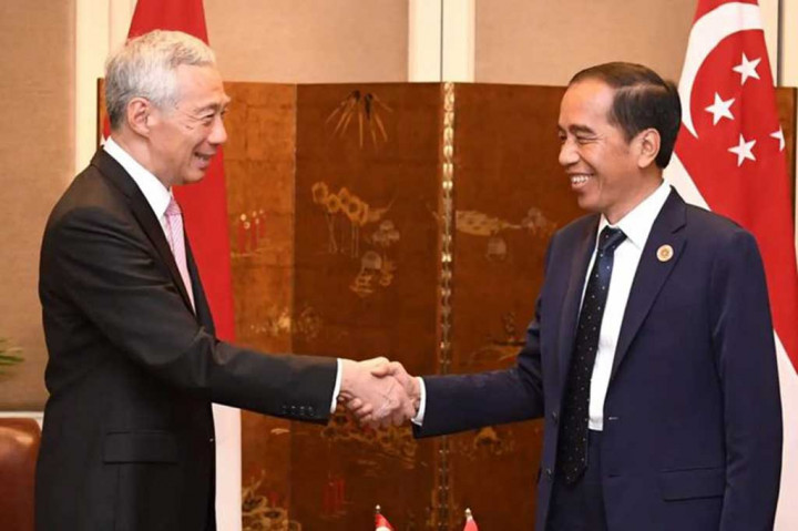 Mengakhiri agenda hari pertama dalam penyelenggaraan KTT ASEAN Kamboja, Presiden Joko Widodo melakukan pertemuan bilateral dengan Perdana Menteri Singapura Lee Hsien Loong, Kamis, 10 November 2022 malam.