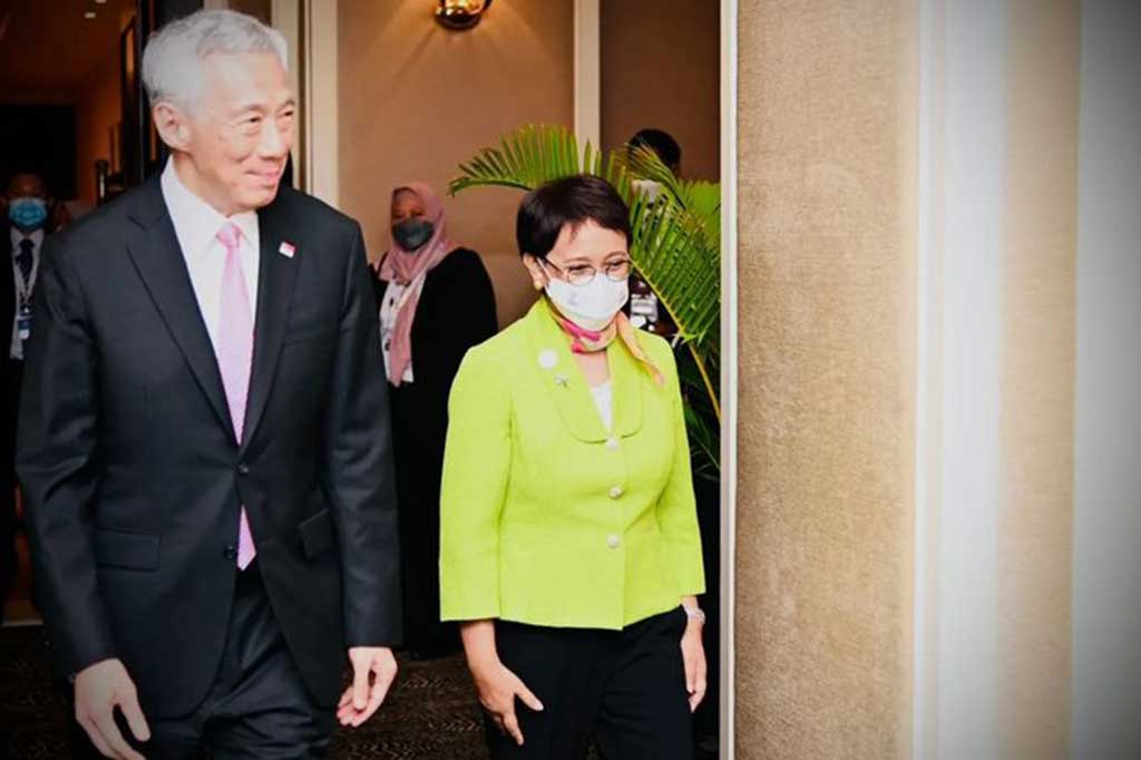 Dalam keterangannya usai pertemuan di Hotel Sofitel Phnom Penh, Menteri Luar Negeri Retno Marsudi mengatakan ada beberapa isu yang dibahas Presiden Jokowi dan PM Lee, yaitu soal G20, isu Myanmar dan rencana pertemuan leader retreat pada tahun depan.