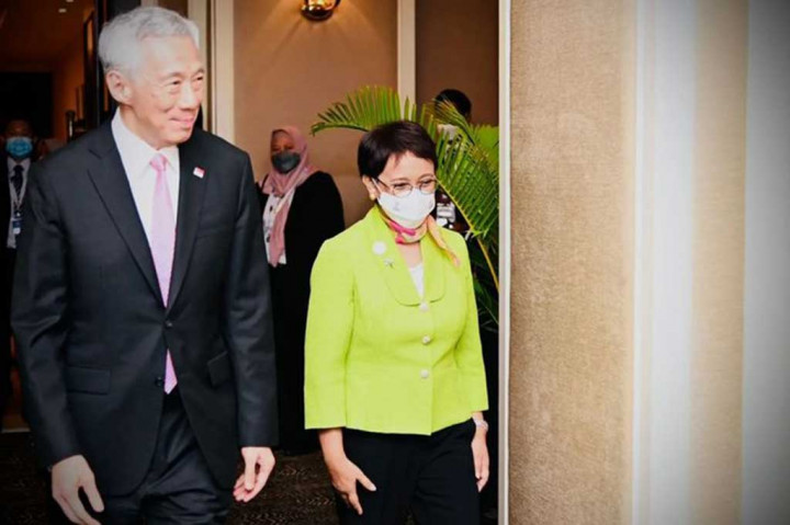 Dalam keterangannya usai pertemuan di Hotel Sofitel Phnom Penh, Menteri Luar Negeri Retno Marsudi mengatakan ada beberapa isu yang dibahas Presiden Jokowi dan PM Lee, yaitu soal G20, isu Myanmar dan rencana pertemuan leader retreat pada tahun depan.
