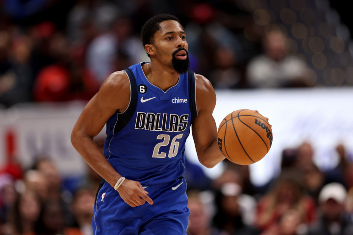 Spencer Dinwiddie menjadi pemain Dallas yang sukses mencetak poin tertinggi yakni 33 serta membuat 11 dari 17 tembakan dari lantai - termasuk 7 dari 12 dari jarak 3 poin. 