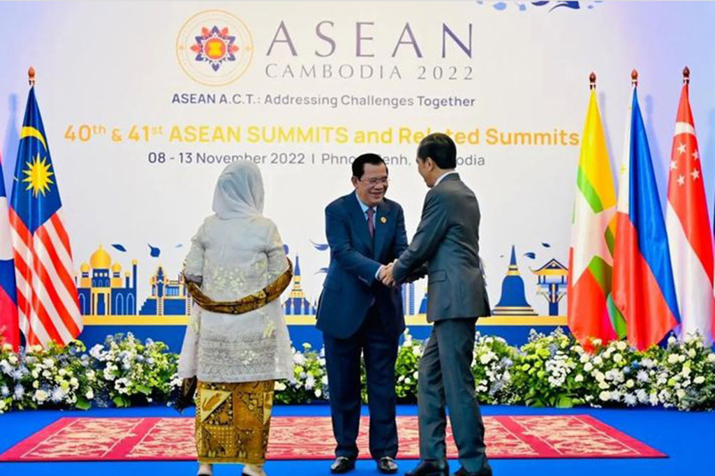 Jokowi dan Iriana disambut Perdana Menteri (PM) Kamboja Hun Sen serta dilanjutkan dengan sesi foto bersama.