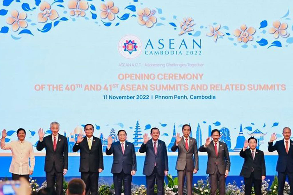 Bersama pemimpin ASEAN lainnya, Jokowi dan Iriana kemudian menuju Ballroom Hotel Sokha untuk mengikuti upacara pembukaan. Selanjutnya, Jokowi bersama dengan pemimpin ASEAN lainnya berkesempatan meninjau pameran foto dan peluncuran buku Cambodia's Contribution to ASEAN.