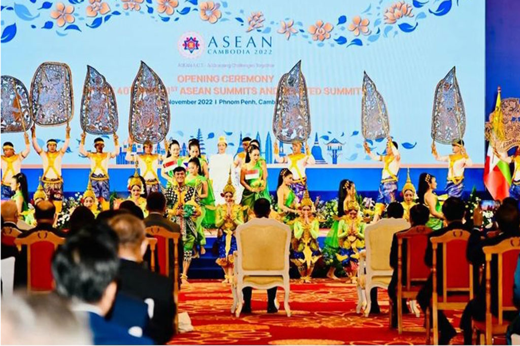 Setelah upacara pembukaan, Jokowi mengikuti Sidang Pleno KTT ASEAN ke-40 dan sesi Retreat KTT ASEAN ke-41.