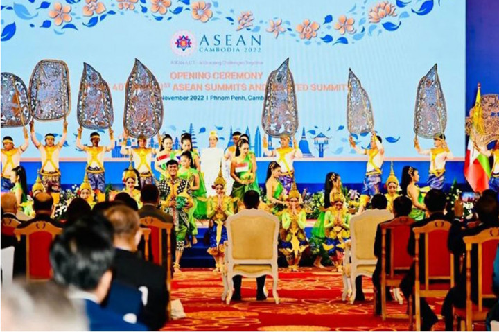 Setelah upacara pembukaan, Jokowi mengikuti Sidang Pleno KTT ASEAN ke-40 dan sesi Retreat KTT ASEAN ke-41.