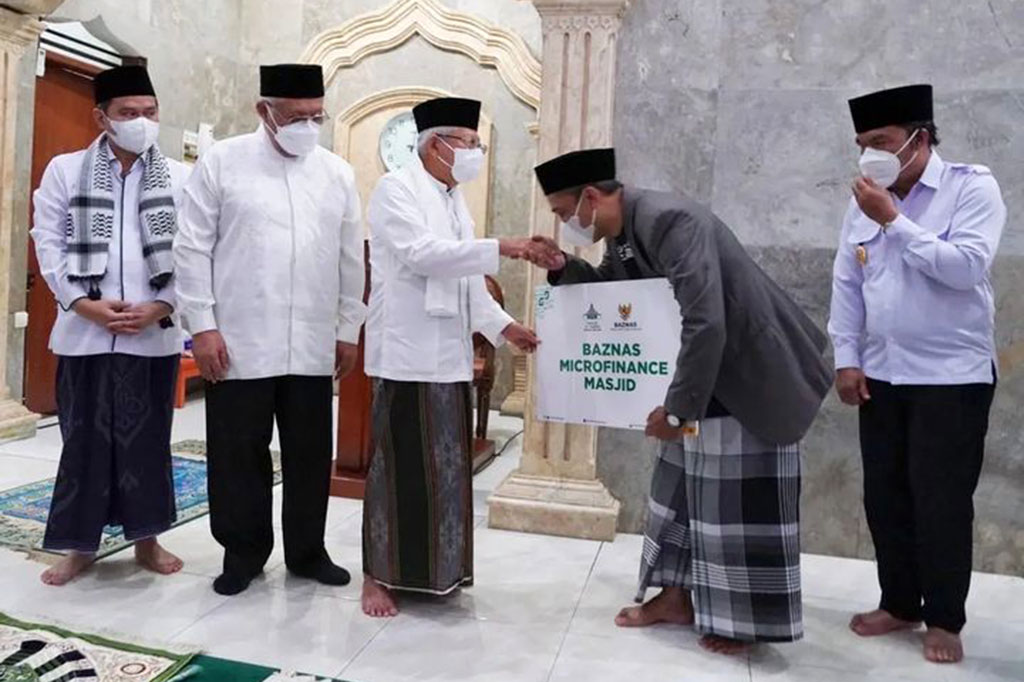 Wapres Ma'ruf Amin (kedua kiri) disaksikan Pj Gubernur Banten Al Muktabar (kanan) secara simbolis menyalurkan bantuan program microfinance Masjid Badan Amil Zakat Nasional (BAZNAS) kepada pengurus masjid di Masjid At Taqwa Pondok Cabe, Tangerang Selatan, Banten, Jumat, 11 November 2022. Selain menyalurkan bantuan program microfinance baznas juga membagikan bantuan sosial lainnya kepada masyarakat sekitar.