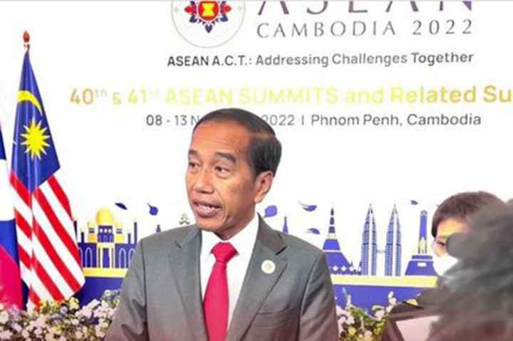 Presiden Joko Widodo memberikan perhatian khusus terhadap situasi Myanmar yang semakin buruk. Dalam keterangannya kepada awak media di sela penyelenggaraan KTT ASEAN Kamboja, Jumat 11 November 2022, Presiden menyampaikan kekecewaannya atas tidak adanya progres yang signifikan dari impelementasi 5-point consensus (5PC) oleh junta militer Myanmar.