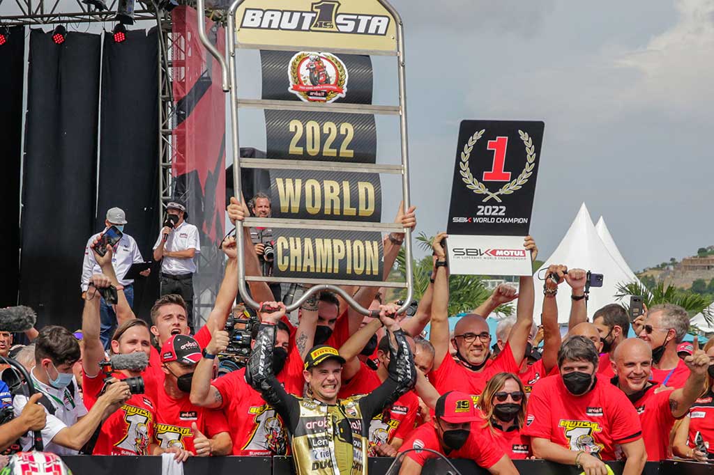 Pembalap asal Spanyol Alvaro Bautista melakukan selebrasi usai dinobatkan sebagai juara dunia World Superbike 2022, di Sirkuit Mandalika, Lombok, NTB, Minggu, 13 November 2022.