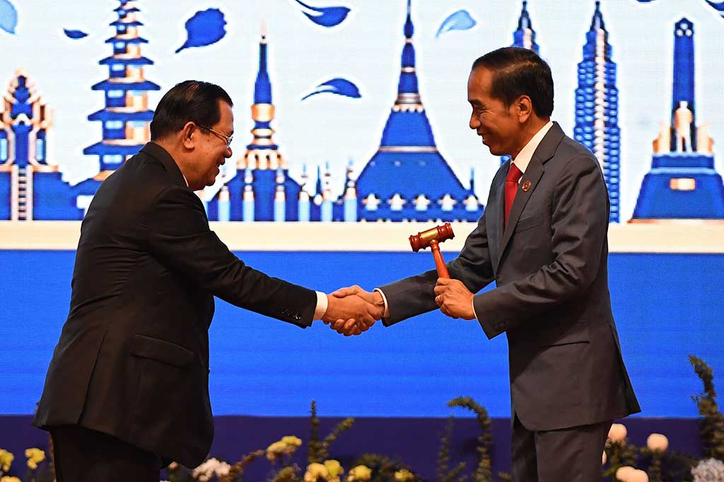 Secara simbolis, Presiden Jokowi menerima palu dari Perdana Menteri Kamboja Hun Sen sebagai penanda bahwa Indonesia telah menjadi Ketua ASEAN. “Sebuah kehormatan bagi Indonesia menjadi Ketua ASEAN tahun 2023. Keketuaan Indonesia akan menjadikan ASEAN Matters: Epicentrum of Growth,” ujar Presiden Jokowi.