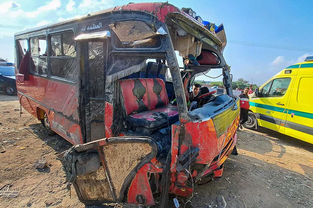 Minibus yang ringsek setelah ditarik keluar dari saluran air setelah kecelakaan di Desa al-Dayris dekat Kota Delta Nil Mansoura, Kegubernuran Dakahlia, sekitar 120 Km utara ibu kota Mesir, pada Sabtu, 12 November 2022 waktu setempat.