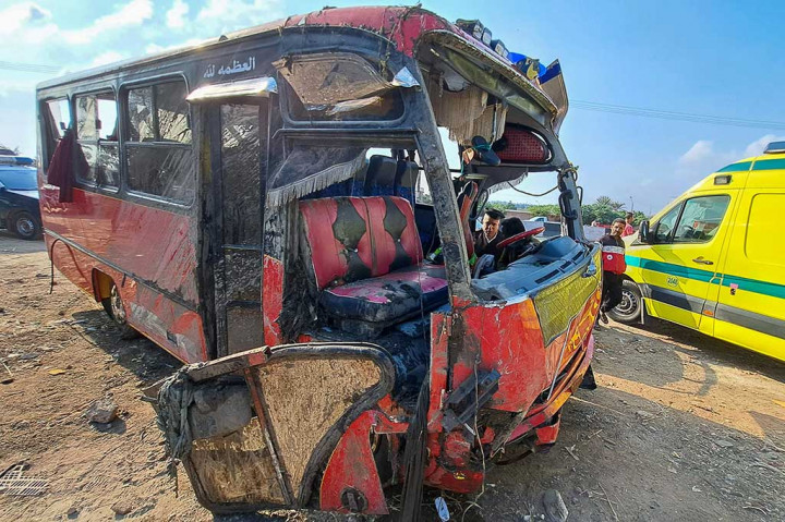 Minibus yang ringsek setelah ditarik keluar dari saluran air setelah kecelakaan di Desa al-Dayris dekat Kota Delta Nil Mansoura, Kegubernuran Dakahlia, sekitar 120 Km utara ibu kota Mesir, pada Sabtu, 12 November 2022 waktu setempat.