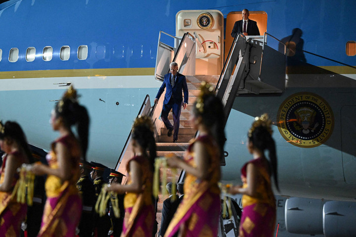 Presiden Amerika Serikat Joe Biden tiba di Bali, Minggu malam sekitar pukul 22.10 WITA, dengan menggunakan pesawat Air Force One, untuk menghadiri KTT G20 Indonesia.