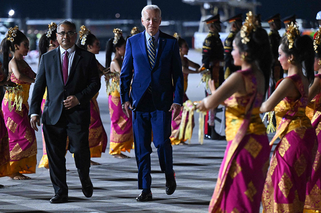 Kedatangan Biden disambut dengan pasukan jajar kehormatan dan penampilan puluhan penari Bali. Biden tampak tersenyum melihat sambutan para penari tersebut.