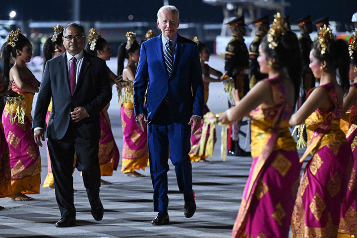 Kedatangan Biden disambut dengan pasukan jajar kehormatan dan penampilan puluhan penari Bali. Biden tampak tersenyum melihat sambutan para penari tersebut.