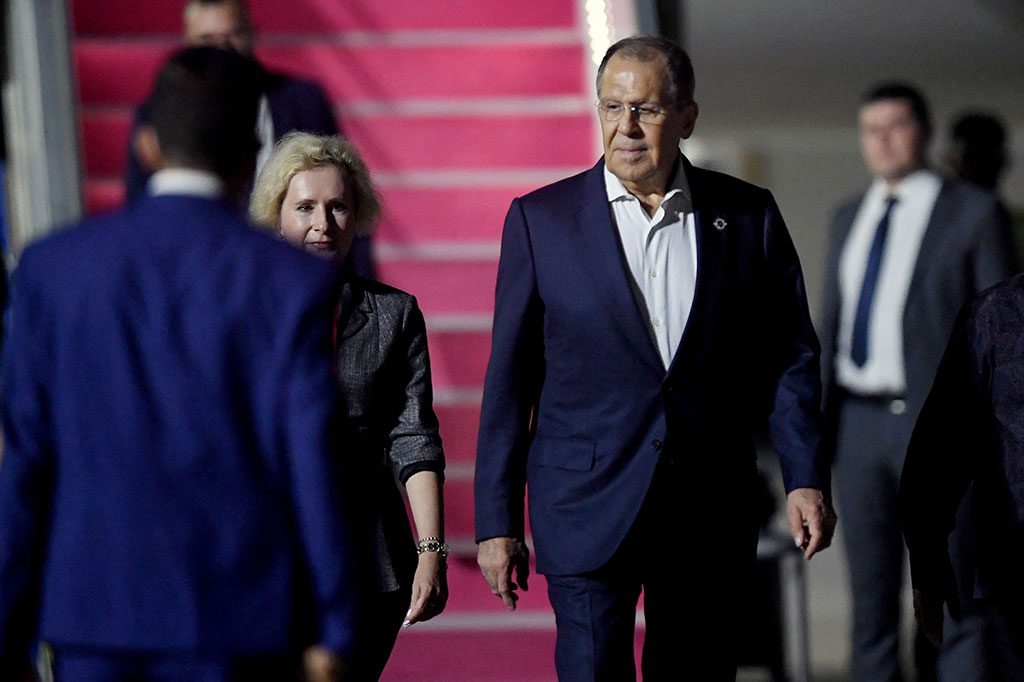 Sebelumnya, Menteri Luar Negeri Rusia, Sergey Lavrov, tiba di Bandara Internasional I Gusti Ngurah Rai, Minggu malam sekitar pukul 19.04 WITA. Kehadiran Lavrov untuk mewakili Presiden Rusia Vladimir Putin menghadiri KTT G20 Indonesia di Nusa Dua, Bali.