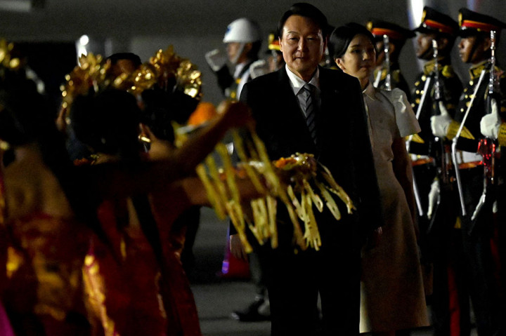 Sementara Presiden Korea Selatan Yoon Suk-yeol beserta istri Kim Kun-Hee tiba di Bali, Minggu malam sekitar pukul 23.27 WITA.