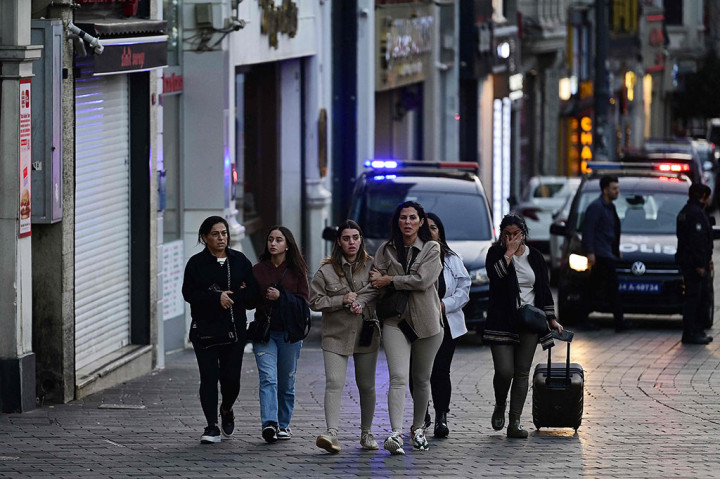 Ledakan yang disertai dengan api tersebut langsung memicu kepanikan, dengan orang-orang berlarian ke segala arah.