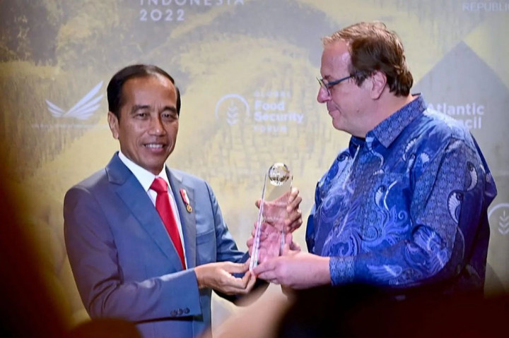 Presiden Joko Widodo menerima penghargaan Global Citizen Award dari Atlantic Council, yang diserahkan di sela acara Global Food Security Forum, di Nusa Dua, Bali, Minggu, 13 November 2022 malam.