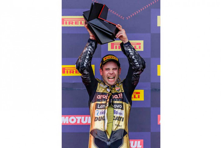 Pembalap asal Spanyol Alvaro Bautista akhirnya dinobatkan sebagai juara dunia World Superbike 2022 meski finis P2 di belakang rivalnya Toprak Razgatlioglu pada balapan (Race) 2 di Sirkuit Mandalika, Lombok, NTB, Minggu, 13 November 2022.