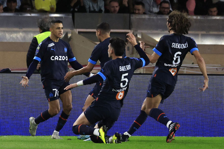Benoit Badiashile melanggar Alexis Sanchez di tepi kotak penalti AS Monaco, dan tendangan bebas pemain Chile itu berhasil mengoyak gawang Monaco yang dijaga Alexander Nubel pada menit ke-35. Marseille unggul 1-0.