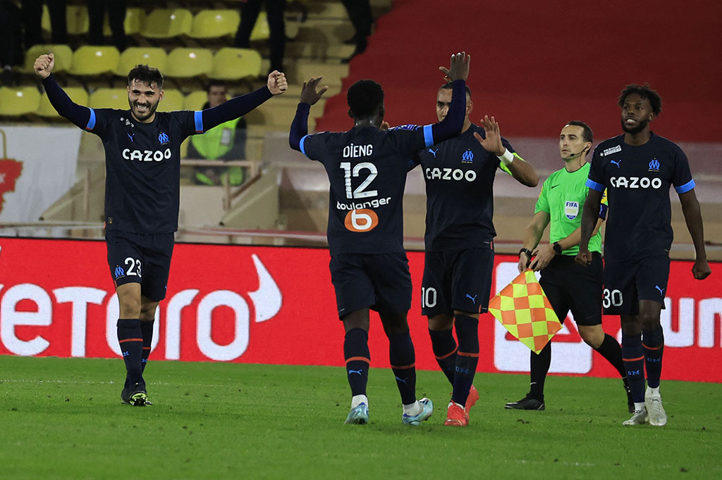 Saat laga akan berakhir imbang 2-2, Sead Kolasinac tampil sebagai pahlawan kemenangan Marseille setelah menjebol gawang Monaco menyambut tendangan bebas pada menit 90+8. 