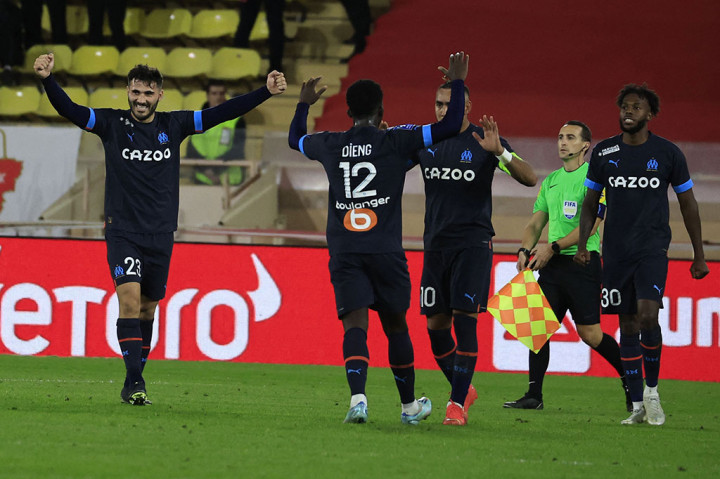 Saat laga akan berakhir imbang 2-2, Sead Kolasinac tampil sebagai pahlawan kemenangan Marseille setelah menjebol gawang Monaco menyambut tendangan bebas pada menit 90+8. 