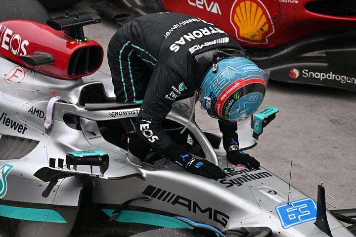 Pembalap Mercedes asal Inggris George Russell melakukan selebrasi usai finis tercepat di Grand Prix Formula Satu Brasil di Autodromo Jose Carlos Pace, yang juga dikenal sebagai Interlagos, di Sao Paulo, Brasil, pada Minggu, 13 November 2022 waktu setempat.