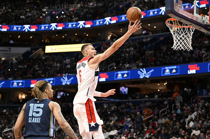 Kristaps Porzingis memimpin Wizards dengan raihan 25 poin, Deni Avdija menambahkan 21 poin, sementara Bradley Beal masih absen setelah memasuki status protokol kesehatan NBA.