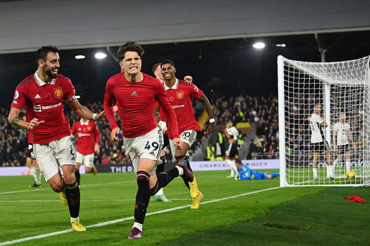 Gol detik-detik terakhir pertandingan yang dicetak Alejandro Garnacho menjadi penentu kemenangan 2-1 Manchester United atas Fulham di Craven Cottage dalam pertandingan terakhir Liga Inggris menjelang Piala Dunia pada Senin, 14 November 2022 dini hari WIB.