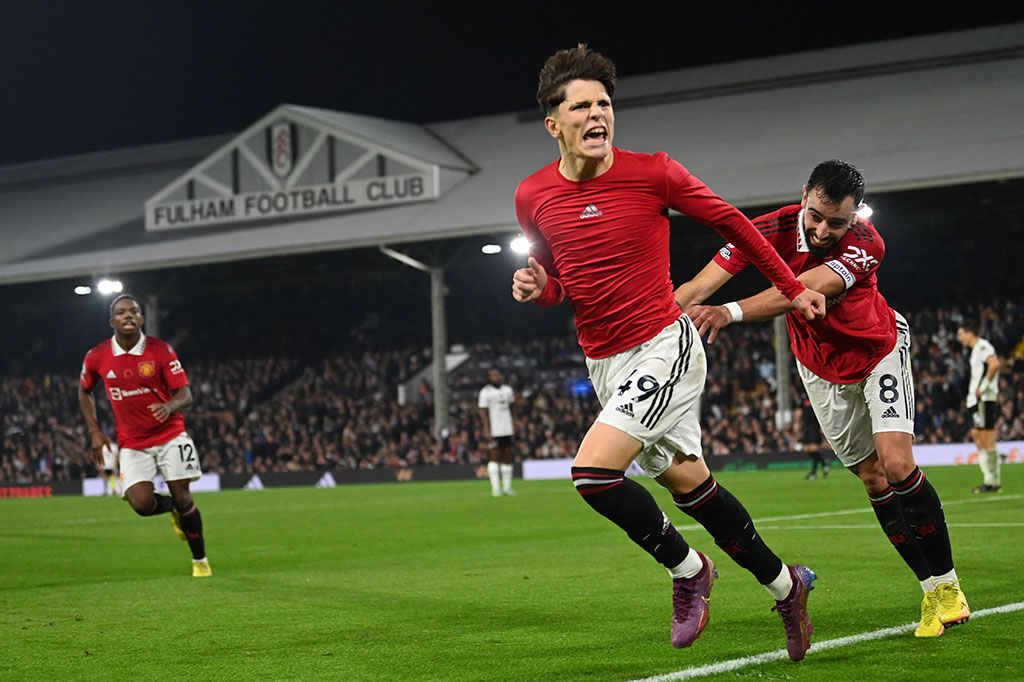 Fulham mampu menyamakan kedudukan pada menit ke-61 lewat Daniel James, sebelum kemudian Alejandro Garnacho memastikan kemenangan MU menjadi 2-1 pada injury time babak kedua.