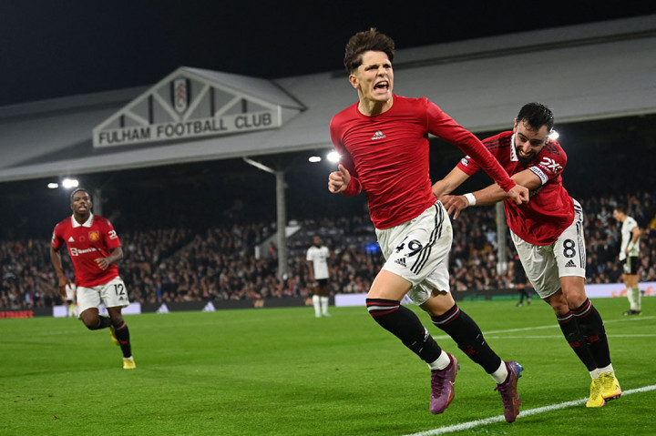Fulham mampu menyamakan kedudukan pada menit ke-61 lewat Daniel James, sebelum kemudian Alejandro Garnacho memastikan kemenangan MU menjadi 2-1 pada injury time babak kedua.