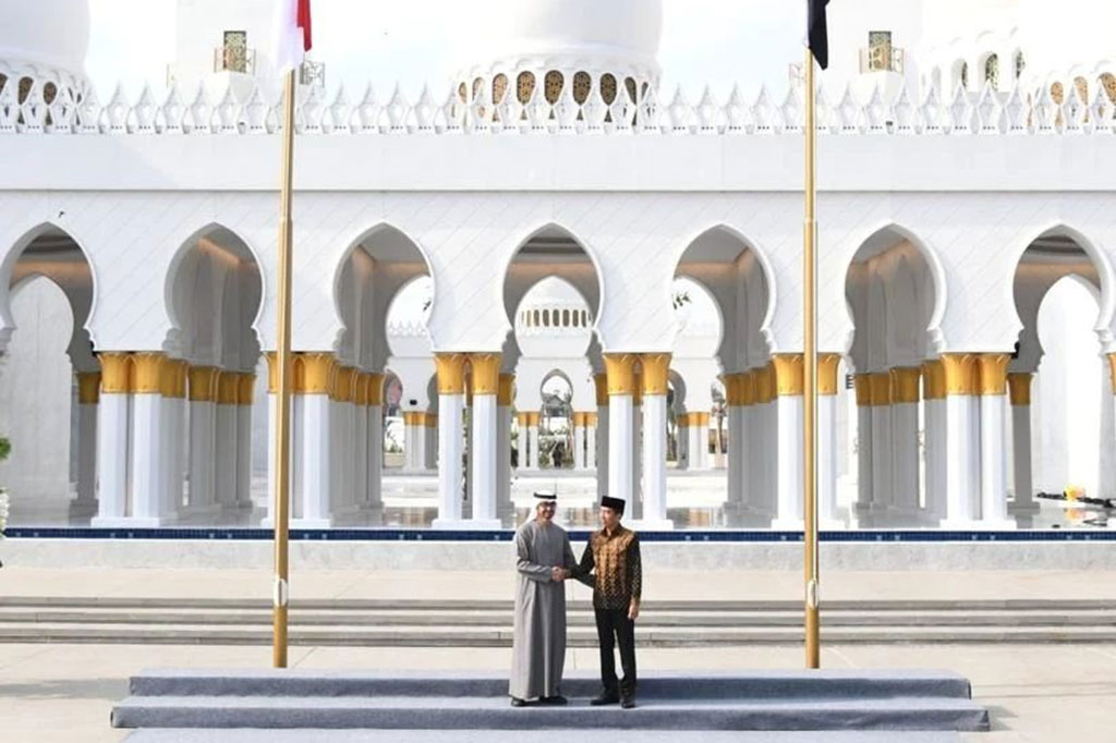 Presiden Joko Widodo dan Presiden Uni Emirat Arab (UAE) Mohammed Bin Zayed Al-Nahyan meresmikan Masjid Raya Sheikh Al Zayed di Surakarta, Jawa Tengah, Senin, 14 November 2022.