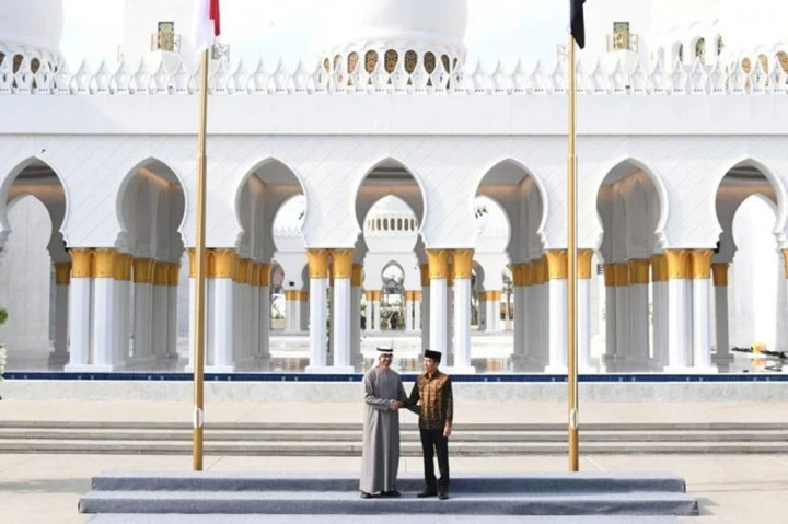 Presiden Joko Widodo dan Presiden Uni Emirat Arab (UAE) Mohammed Bin Zayed Al-Nahyan meresmikan Masjid Raya Sheikh Al Zayed di Surakarta, Jawa Tengah, Senin, 14 November 2022.