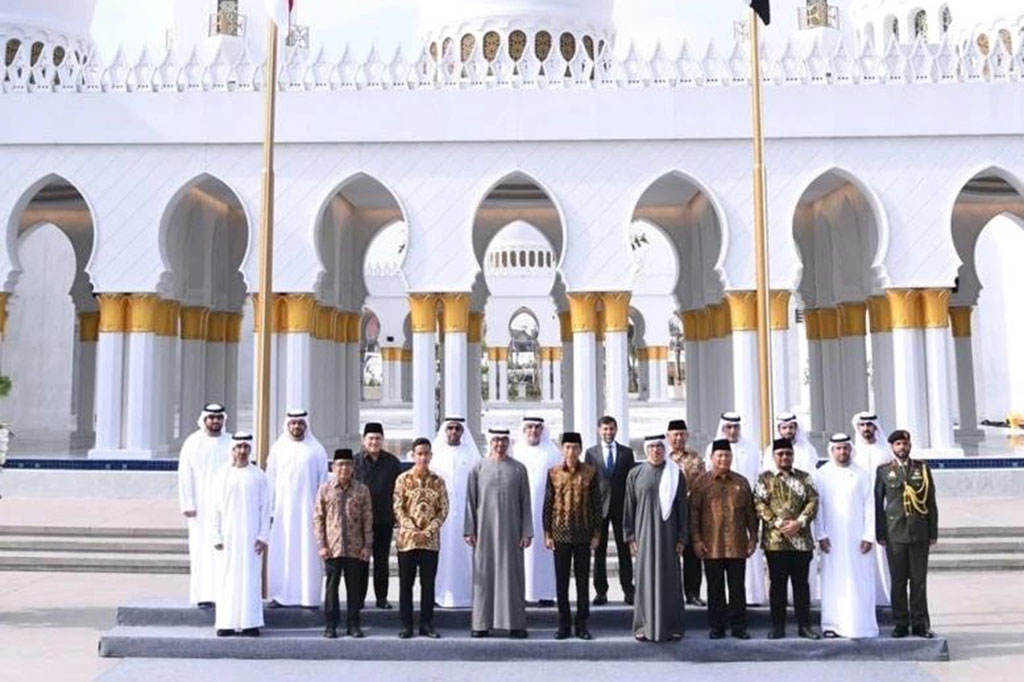 Presiden Joko Widodo melakukan foto bersama dengan Presiden Uni Emirat Arab (UAE) Mohammed Bin Zayed Al-Nahyan dan beberapa pejabat terkait.