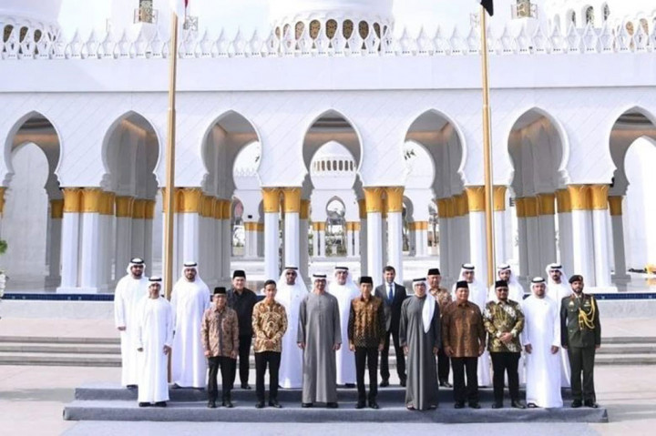 Presiden Joko Widodo melakukan foto bersama dengan Presiden Uni Emirat Arab (UAE) Mohammed Bin Zayed Al-Nahyan dan beberapa pejabat terkait.