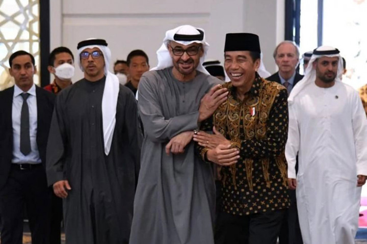 Jokowi berbincang santai dengan  Mohammed Bin Zayed usai meresmikan Masjid  Raya Sheikh Al Zayed.