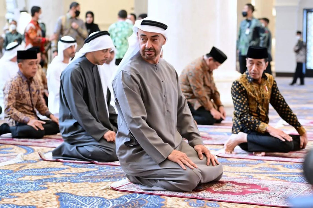 Jokowi dan Mohammed Bin Zayed melakukan ibadah salat.
